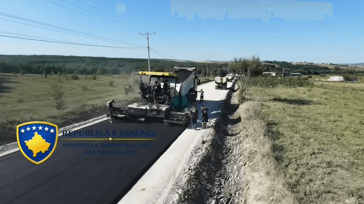 Nis asfaltimi në rrugën Kijevë–Malishevë