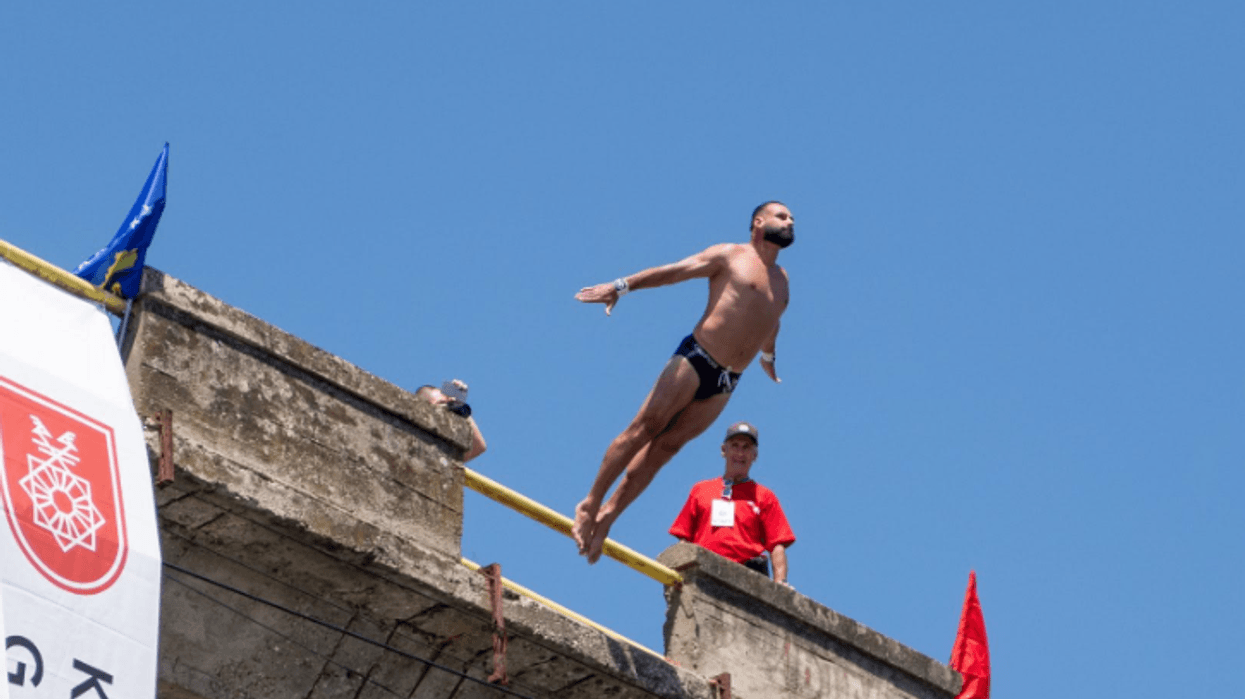 Kërcimet nga "Ura e Fshajt" në Gjakovë, traditë 78 vjeçare përherë me adrenalinë të lartë