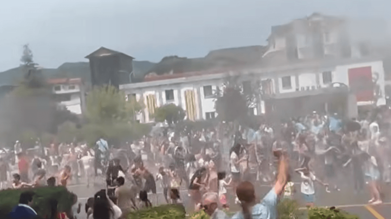Vapa ekstreme, zjarrfikësit freskojnë qendrën e Gramshit: Fëmijët i gëzohen “shiut” nga autoboti