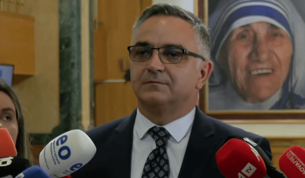 tahiri-po-blihet-kohe-per-t-i-marre-tri-institucionet