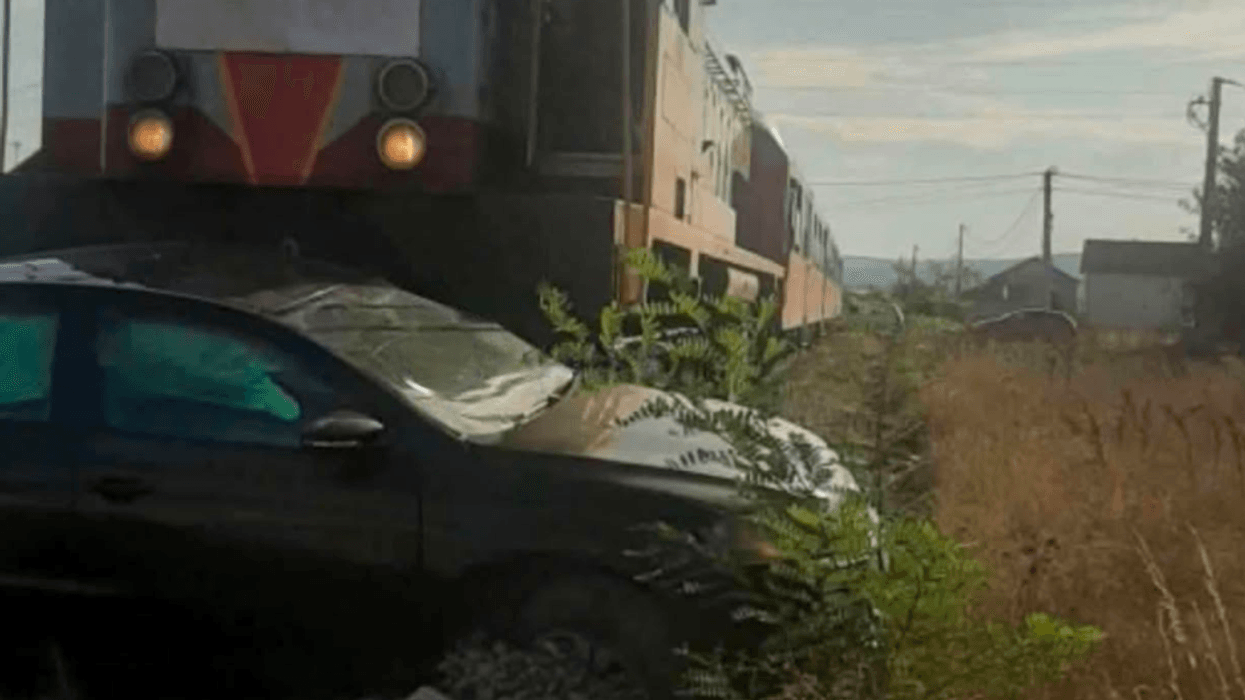 Treni përplas një veturë në Fushë Kosovë, një i lënduar Treni përplas një veturë në Fushë Kosovë, një i lënduar