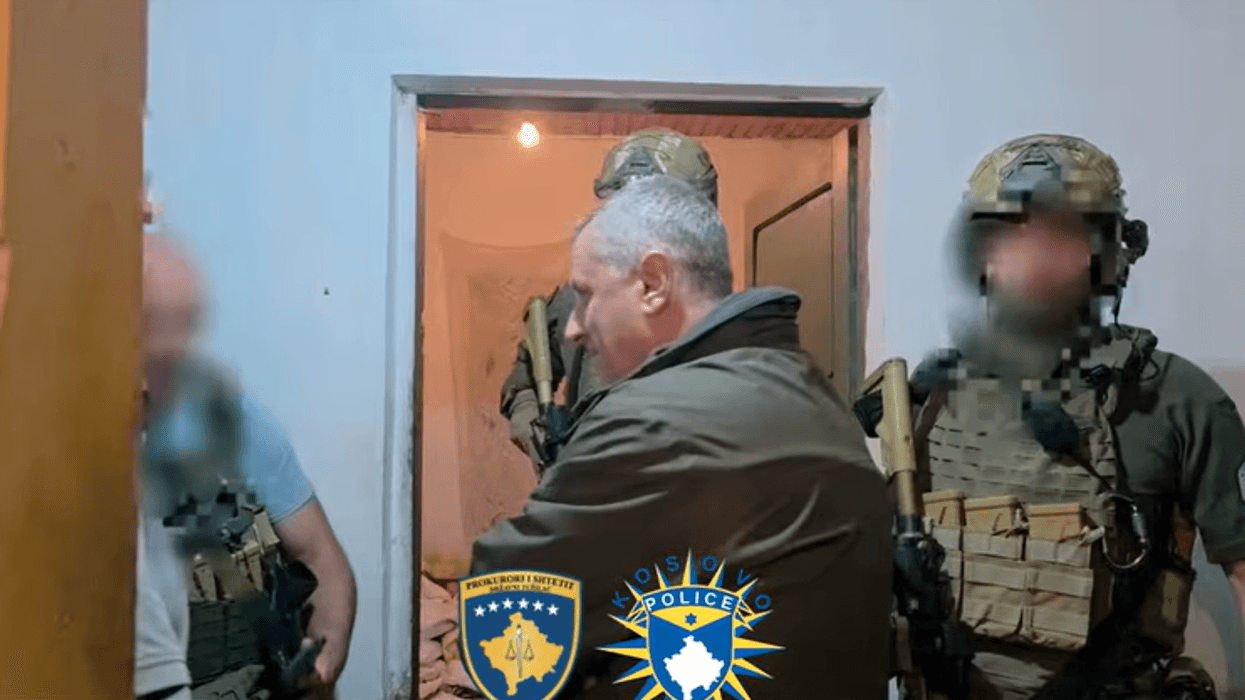 Publikohen pamjet e arrestimit të të dyshuarit për krime lufte, J.R.