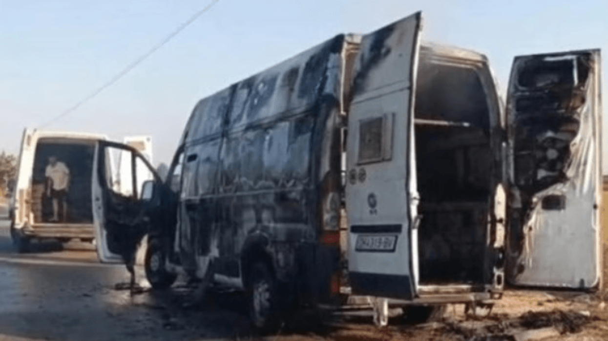 Në Shqipëri digjet një furgon me targa të Maqedonisë që transportonte zogj