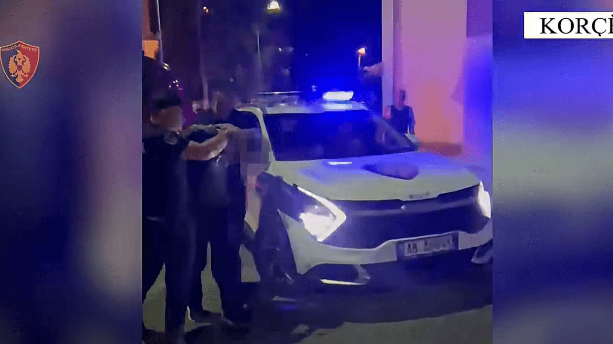 Vrasja e 21-vjeçarit me kallashnikov në Korçë, policia me pamje nga arrestimi i të dyshuarit