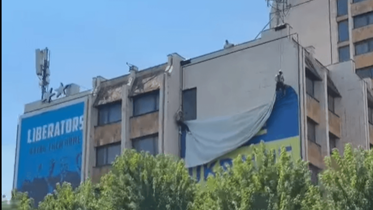 Deklarata e Zelenskyt në Beograd - largohet mbishkrimi “Free Ukraine” nga Prishtina