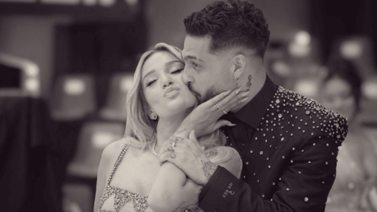 DJ Gimbo surprizon Selin Bollatin me një buqetë të madhe me trëndafila