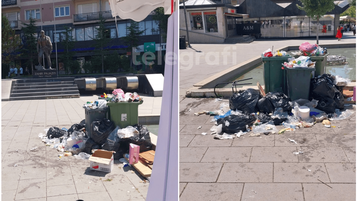 Mbeturinat 'mbulojnë' hapësirën pranë shtatores së Zahir Pajazitit në Prishtinë
