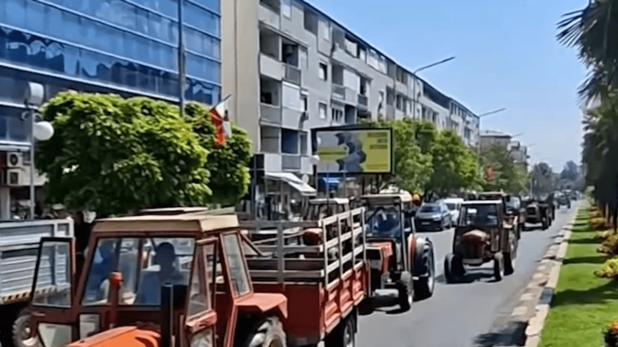 Protestojnë bujqit në Strumicë, kërkojnë çmime më të larta për blerje Protestojnë bujqit në Strumicë, kërkojnë çmime më të larta për blerje