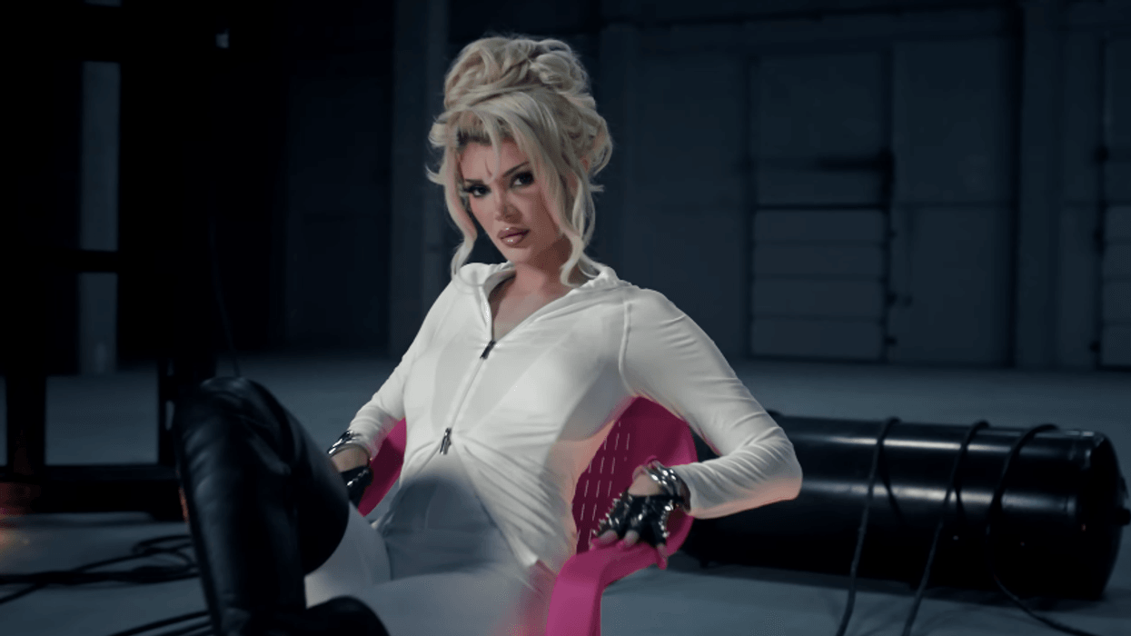 Era Istrefi publikon këngën e re “Bad”, shfaqet provokuese në videoklip