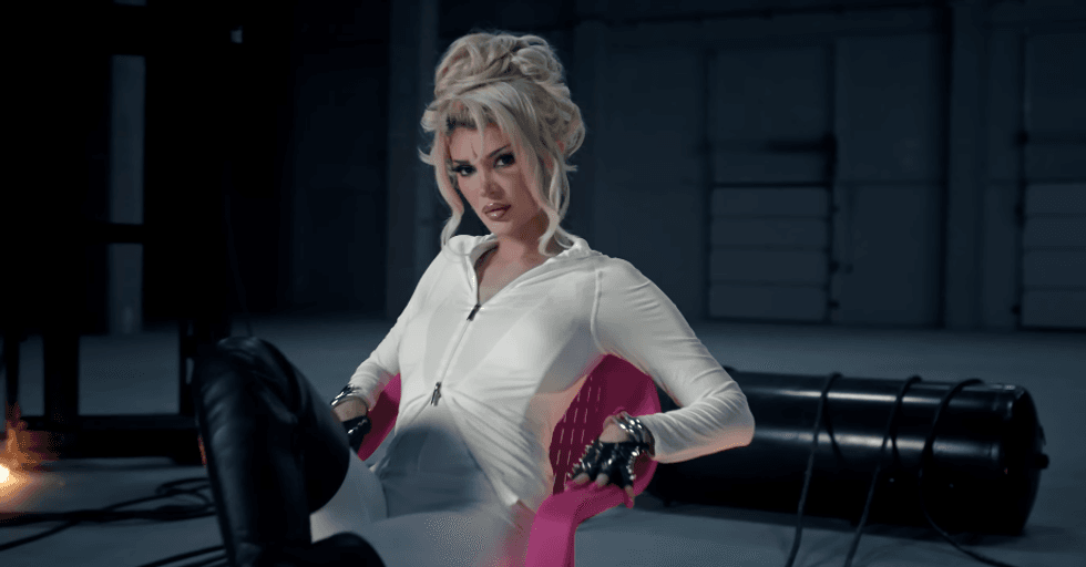 Era Istrefi publikon këngën e re “Bad”, shfaqet provokuese në videoklip