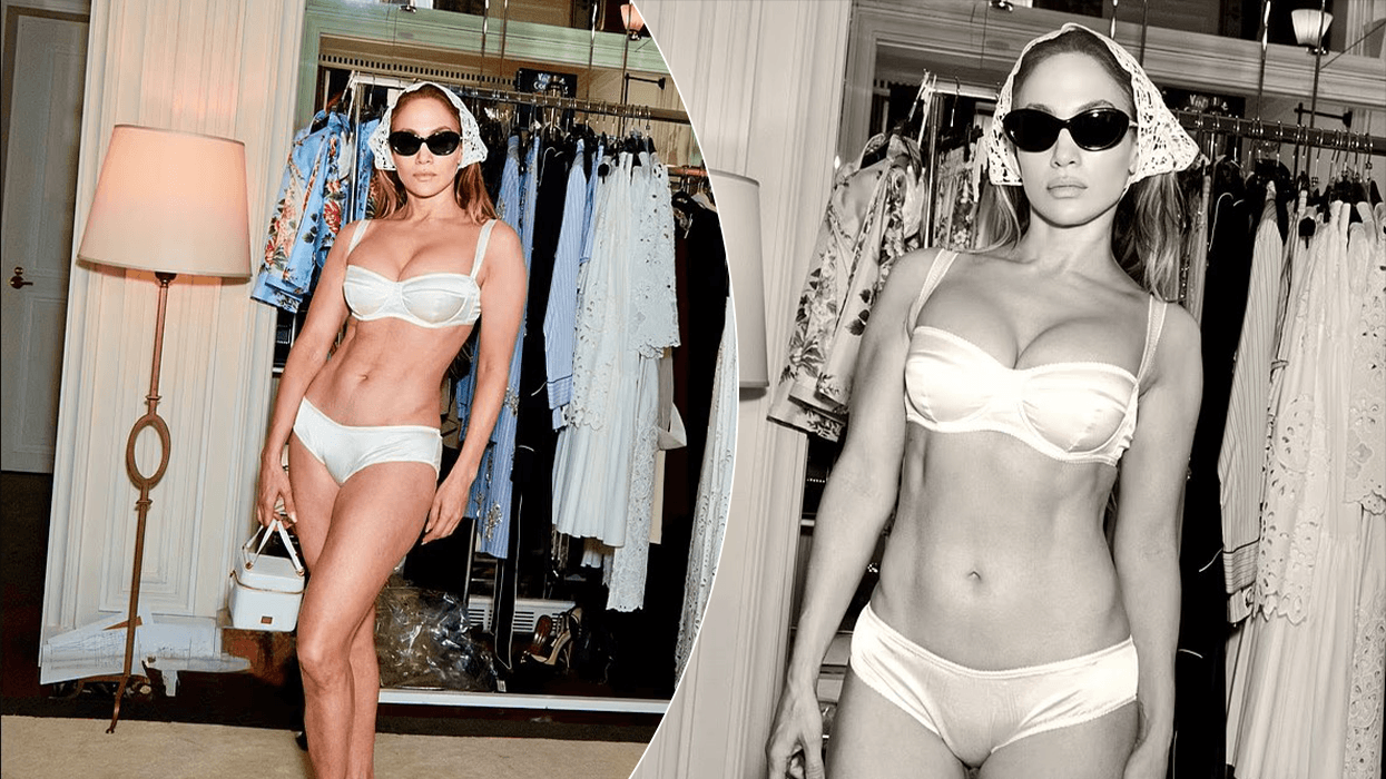 Jennifer Lopez sjell shkëlqimin retro në fotografitë e reja, pozon me bikini të bardha dhe taka me pika