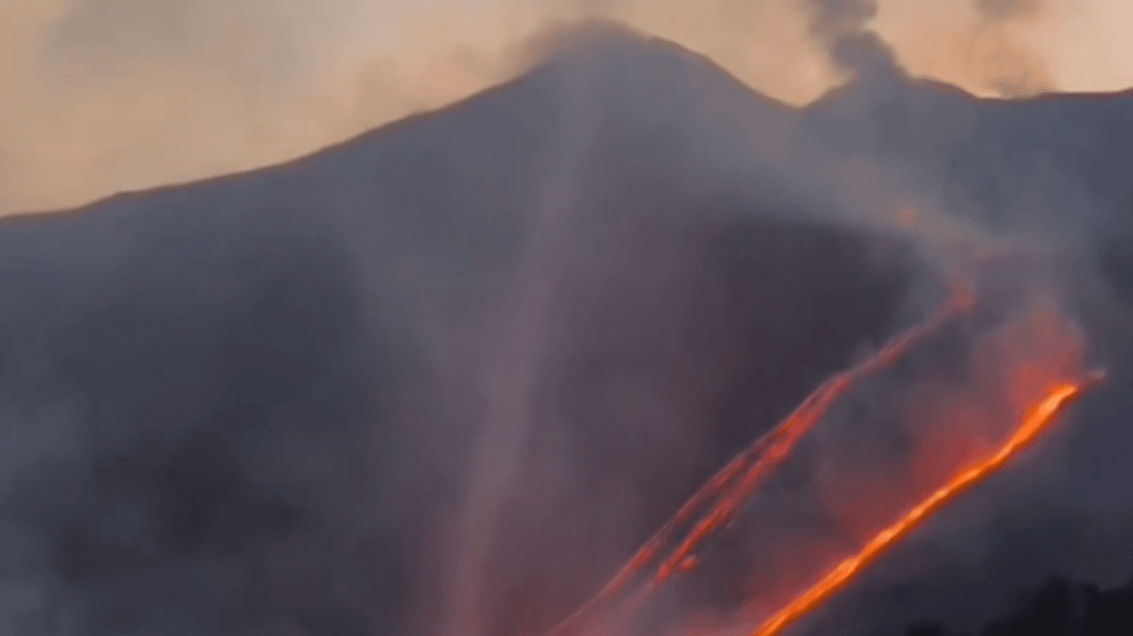 Etna shpërthen sërish, mbyllet hapësira ajrore mbi Katania Etna shpërthen sërish, mbyllet hapësira ajrore mbi Katania