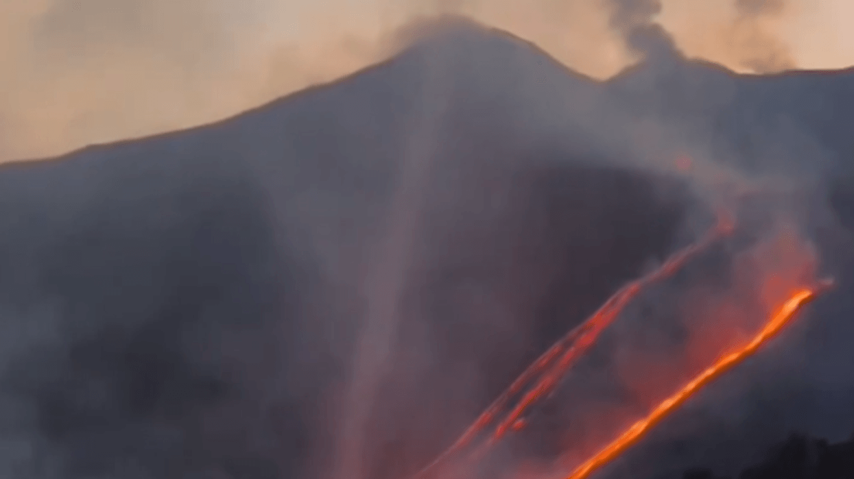 Etna shpërthen sërish, mbyllet hapësira ajrore mbi Katania
