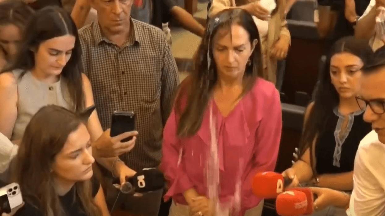 Ganimete Musliu lag me ujë deputeten Arbërie Nagavci Ganimete Musliu lag me ujë deputeten Arbërie Nagavci