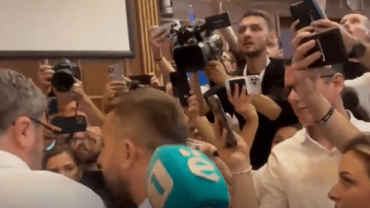 "Gjuajtje me ujë, letra, kapje për duarsh", tensione në Kuvend - deputetët përplasen fizikisht e verbalisht