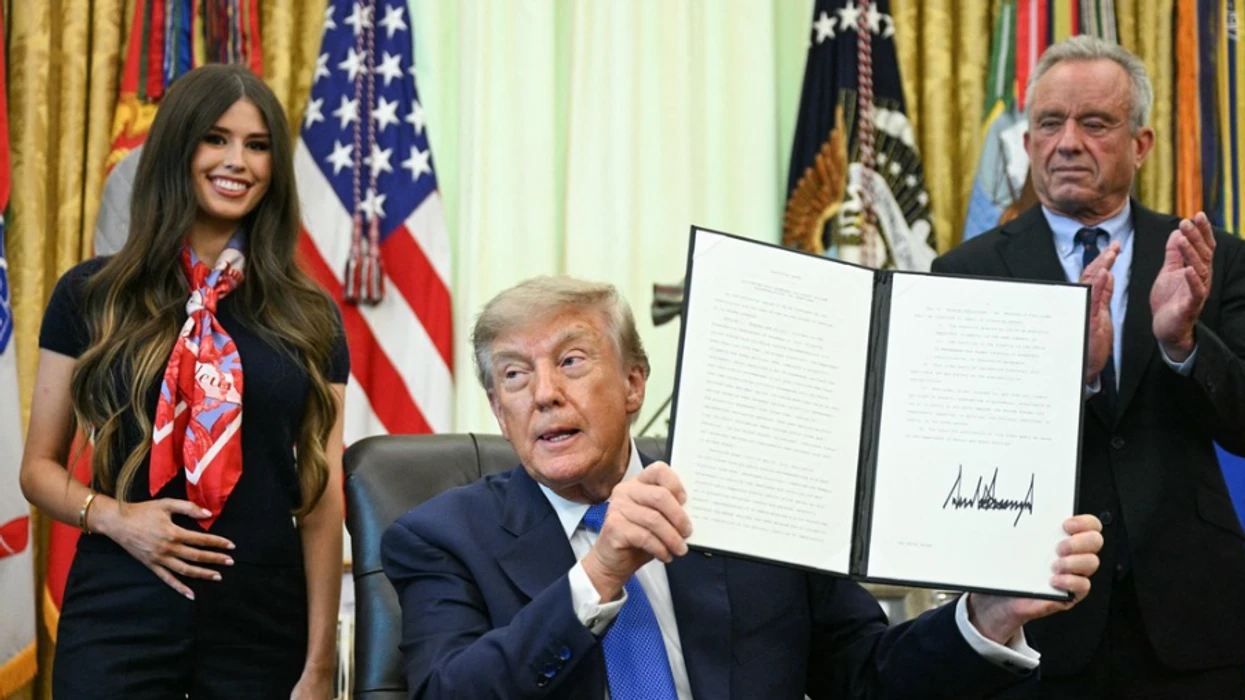 Një fytyrë pas Trumpit bëhet virale në rrjet - zbulohet identiteti i saj