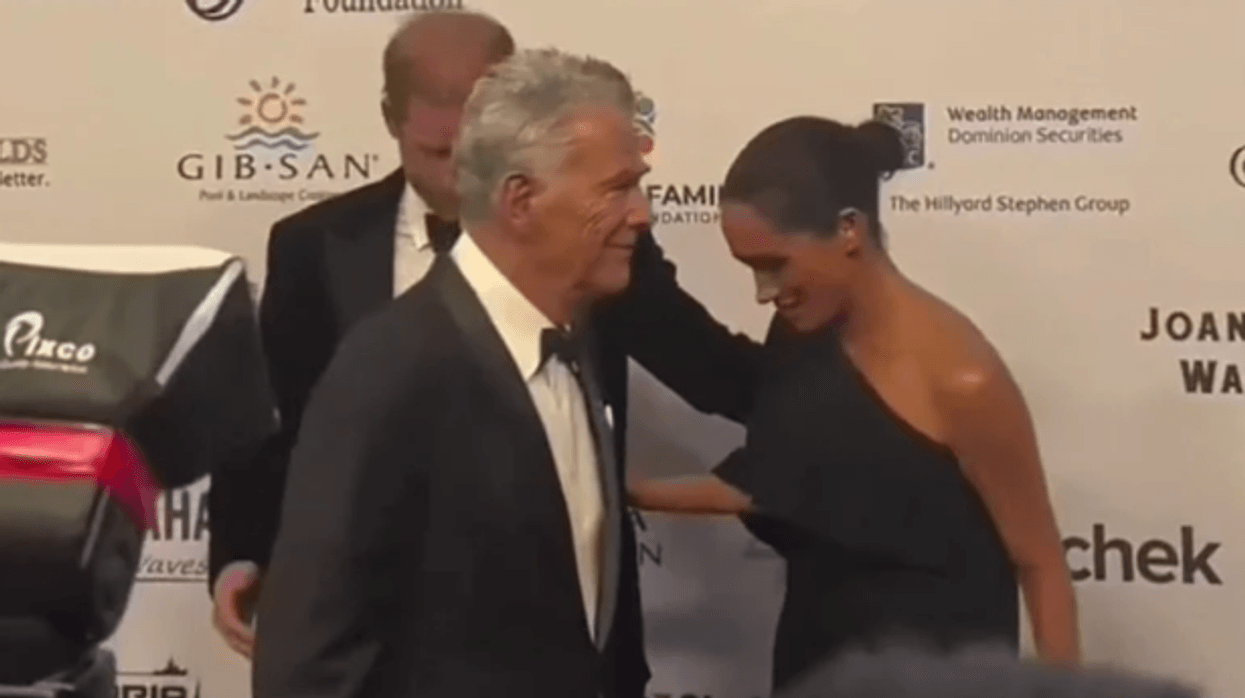 Momente të sikletshme për Meghan dhe Harryn në tapetin e kuq - takimi me David Foster ndez debat
