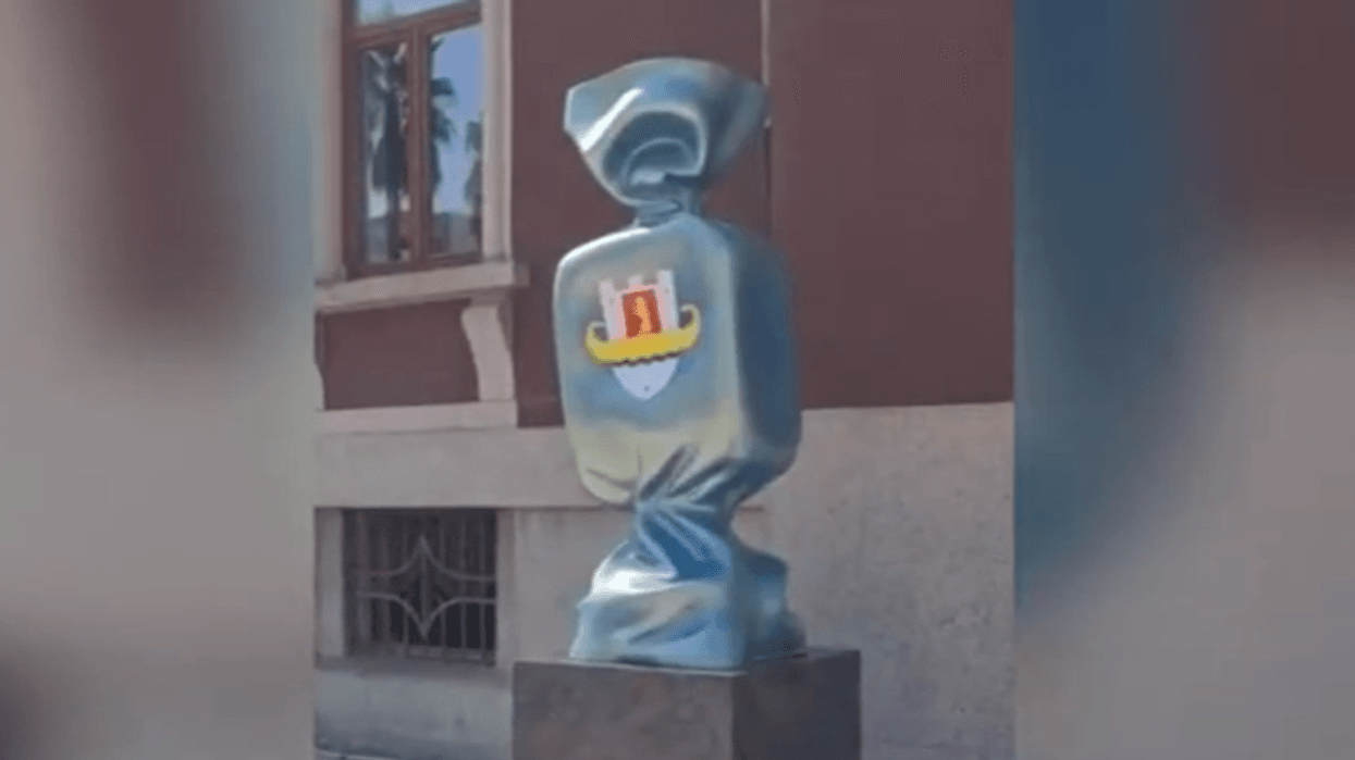“Karamelja” jashtë bashkisë së Durrësit, instalacioni që shkaktoi habi dhe mori vëmendjen e qytetarëve “Karamelja” jashtë bashkisë së Durrësit, instalacioni që shkaktoi habi dhe mori vëmendjen e qytetarëve