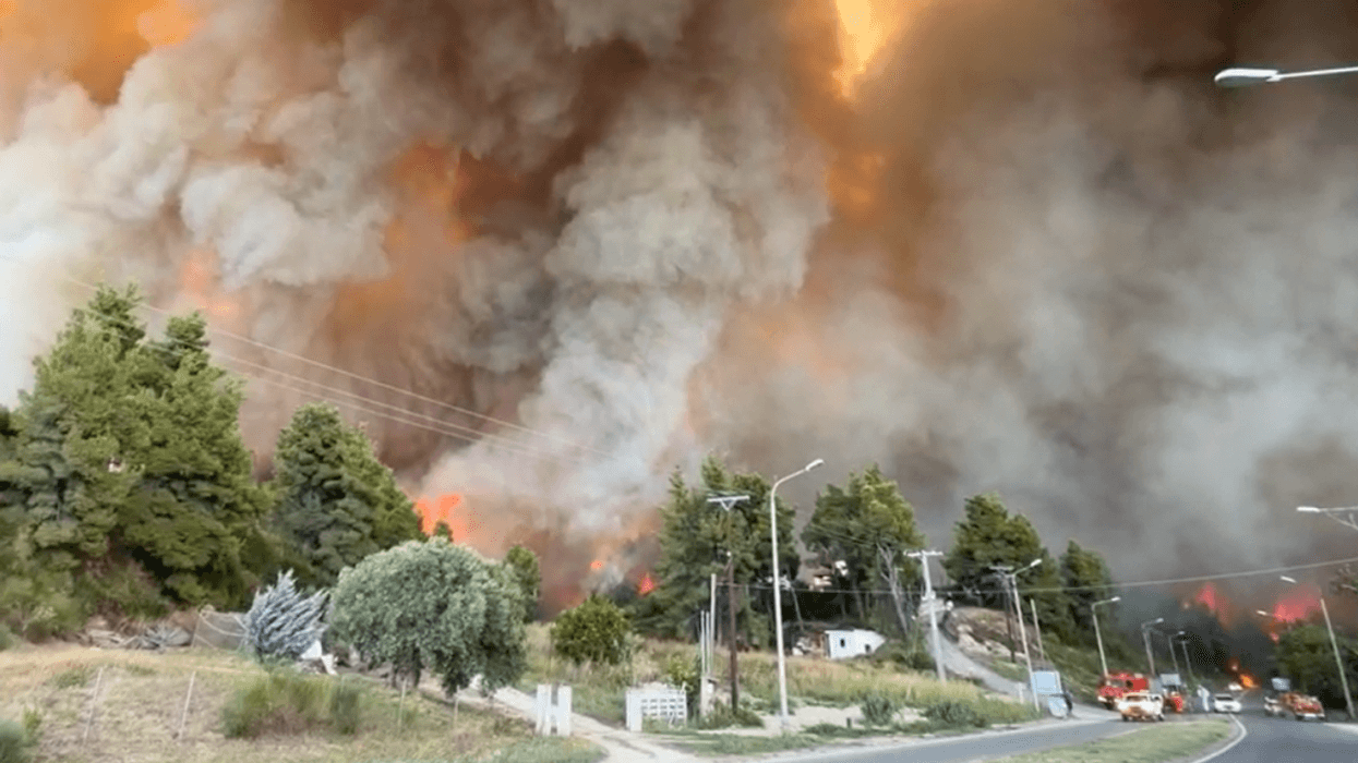 Powerful fire in Halkidiki, tourists evacuated Powerful fire in Halkidiki, tourists evacuated