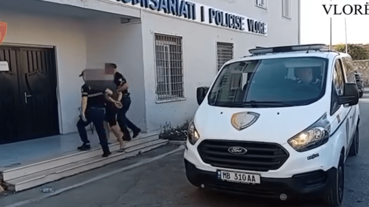 Vëllezërit nxjerrin armët për pronat në Vlorë, policia ndërhyn në kohë