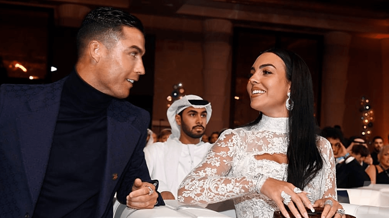 Cristiano Ronaldo dhe Georgina Rodriguez kurorëzojnë dashurinë në një ceremoni intime, vetëm katër dëshmitarë dhe fëmijët të pranishëm Cristiano Ronaldo dhe Georgina Rodriguez kurorëzojnë dashurinë në një ceremoni intime, vetëm katër dëshmitarë dhe fëmijët të pranishëm