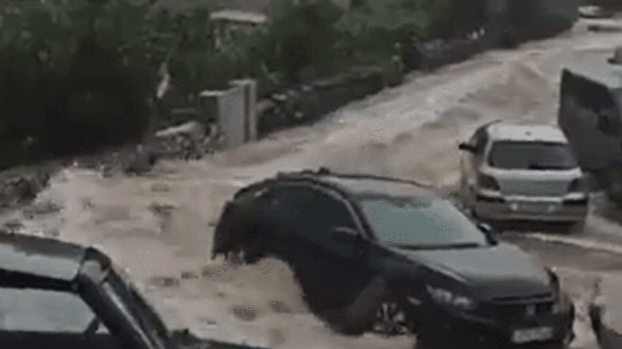 Përmbytje të rënda në Greqi, gruaja goditet nga rrufeja ndërsa ishte në veturë Përmbytje të rënda në Greqi, gruaja goditet nga rrufeja ndërsa ishte në veturë