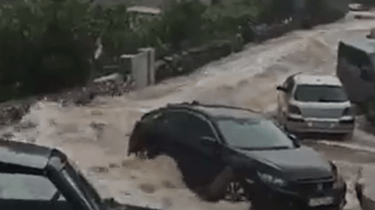 Përmbytje të rënda në Greqi, gruaja goditet nga rrufeja ndërsa ishte në veturë