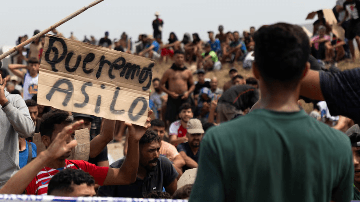 Qindra emigrantë protestojnë dhe kërkojnë azil në Ceuta të Spanjës: Nuk duam të kthehemi në Marok