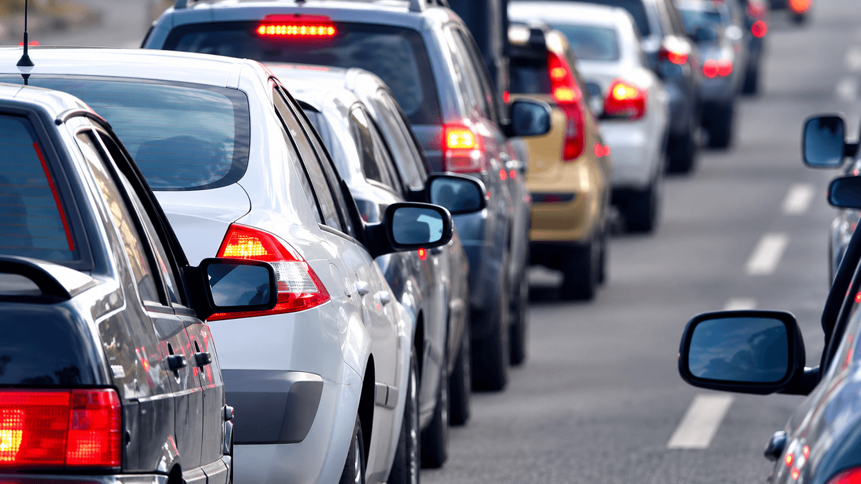 Çfarë duhet të bëni kur trafiku ndalet papritur: Kjo pyetje nga autoshkolla ngatërron shumë kandidatë