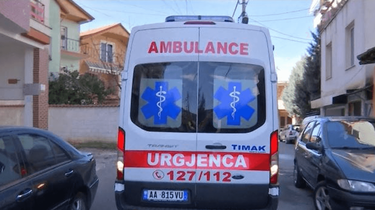 Bie nga lartësia në Orikum, 67-vjeçari dërgohet me urgjencë në spital