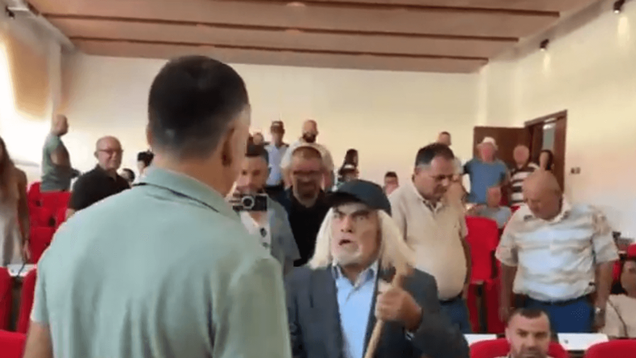 I moshuari me shkop në dorë i hakërrehet kryetarit në Këshillin Bashkiak në Maliq
