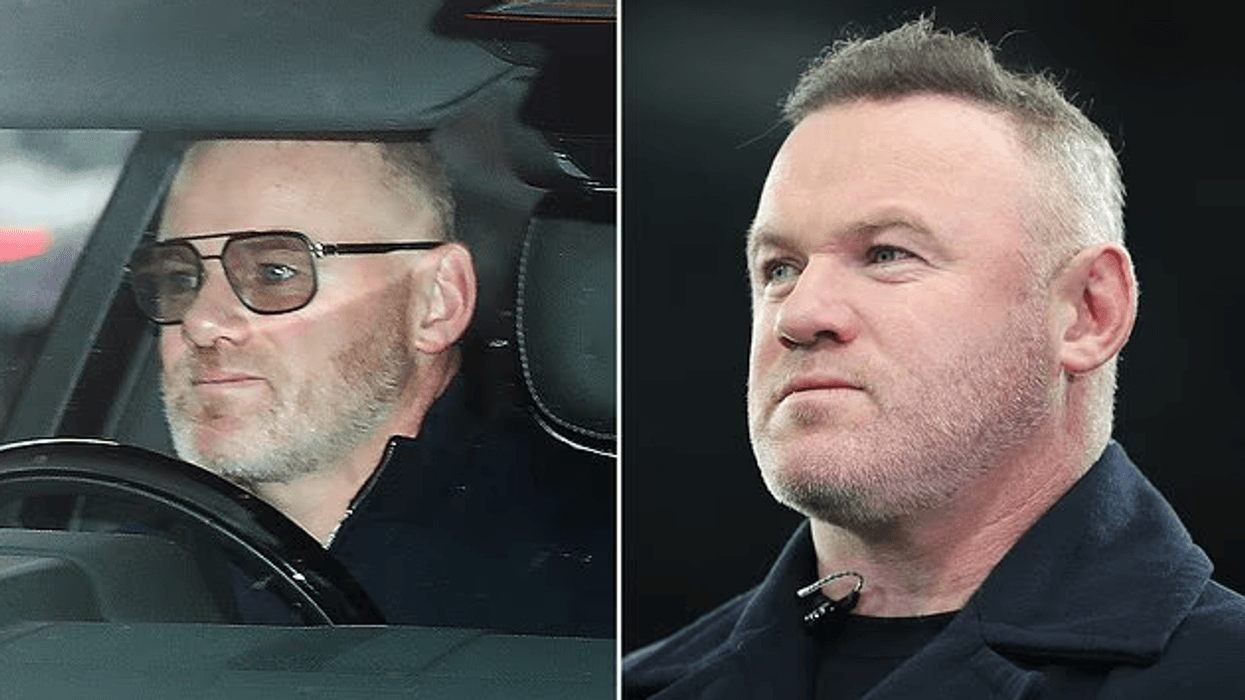 Wayne Rooney tregon rezultatin e operacionit në hundë, teksa shfaqet me bashkëshorten Coleen