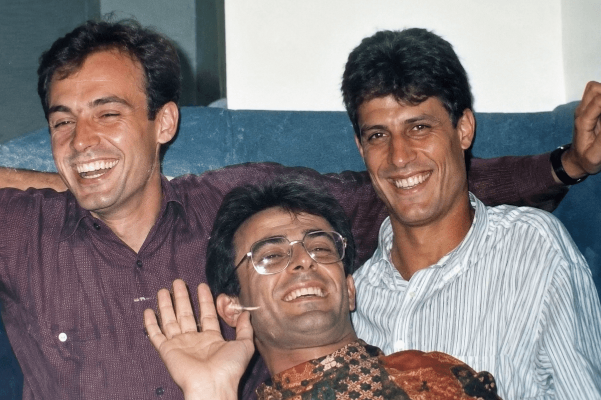 Hoxhaj publikon foto të rrallë me Hashim Thaçin nga koha e studimeve: Të presim me padurim Hoxhaj publikon foto të rrallë me Hashim Thaçin nga koha e studimeve: Të presim me padurim