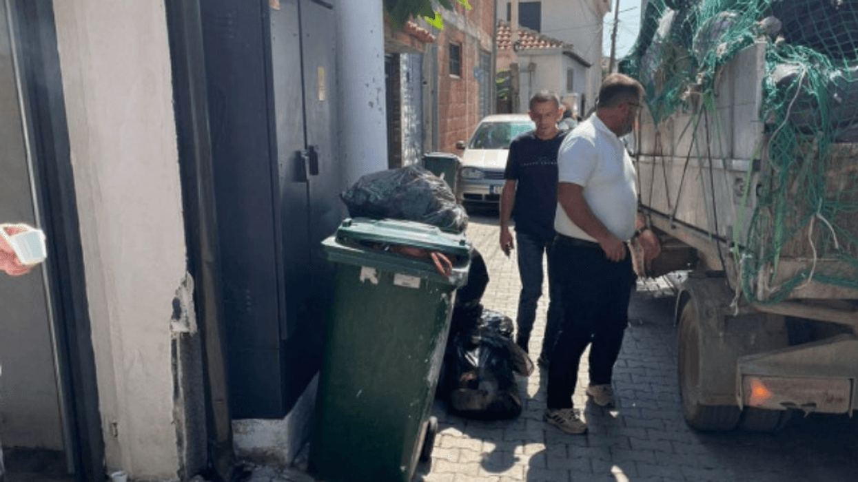 Qytetarët bllokojnë kamionetën e mbeturinave në Kodrën e Trimave, ankohen se bërlloku nuk po mblidhet