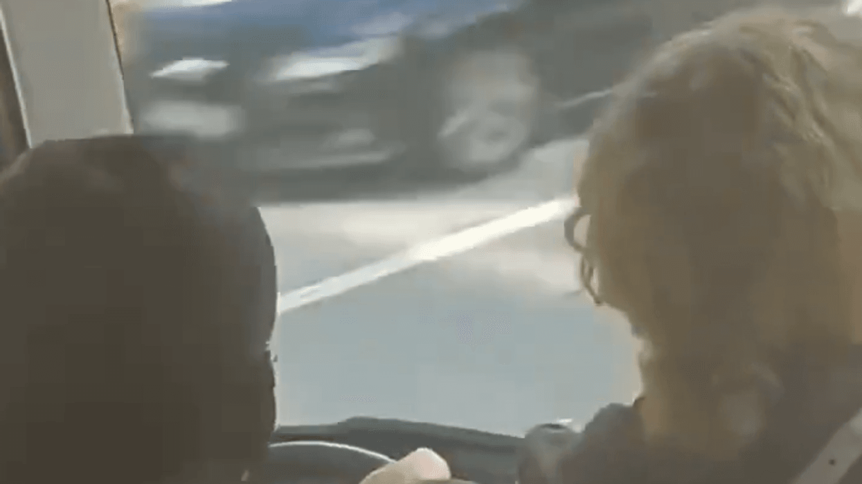 Shoferi humbi ndjenjat, dy pasagjerë marrin kontrollin e autobusit dhe shpëtojnë rreth 50 persona në Suedi Shoferi humbi ndjenjat, dy pasagjerë marrin kontrollin e autobusit dhe shpëtojnë rreth 50 persona në Suedi
