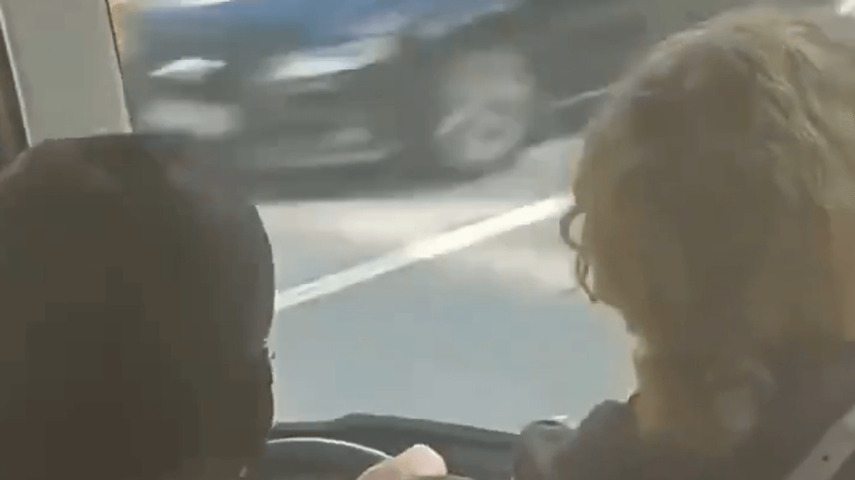 Shoferi humbi ndjenjat, dy pasagjerë marrin kontrollin e autobusit dhe shpëtojnë rreth 50 persona në Suedi