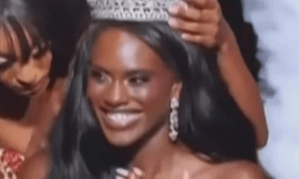 Skandal në Miss Universe Haiti - kurorëzuan vajzën e gabuar dhe ia hoqën titullin pas festës Skandal në Miss Universe Haiti - kurorëzuan vajzën e gabuar dhe ia hoqën titullin pas festës