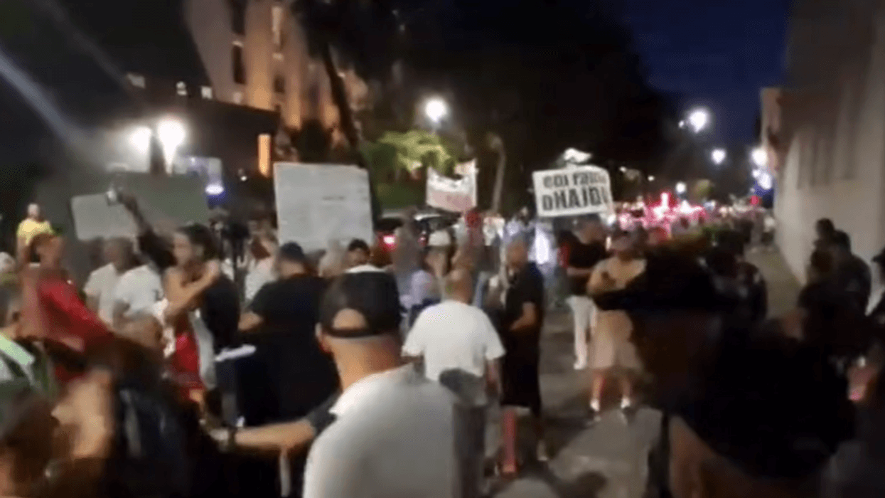 Protestuesit përplasen me policinë, arrestohen disa persona - Rama largohet nga Kryeministria Protestuesit përplasen me policinë, arrestohen disa persona - Rama largohet nga Kryeministria