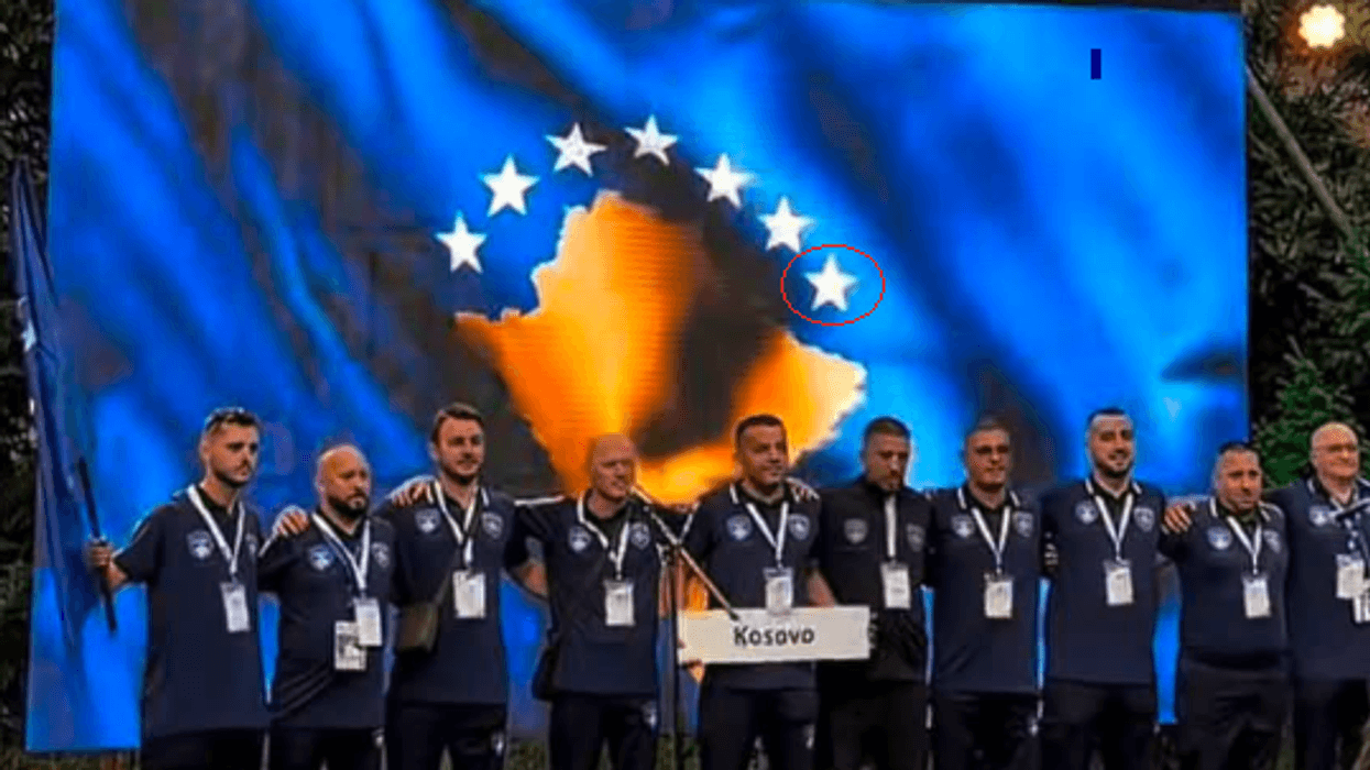 Skandaloze: Maqedonia e Veriut e paraqet flamurin e Kosovës me 7 yje