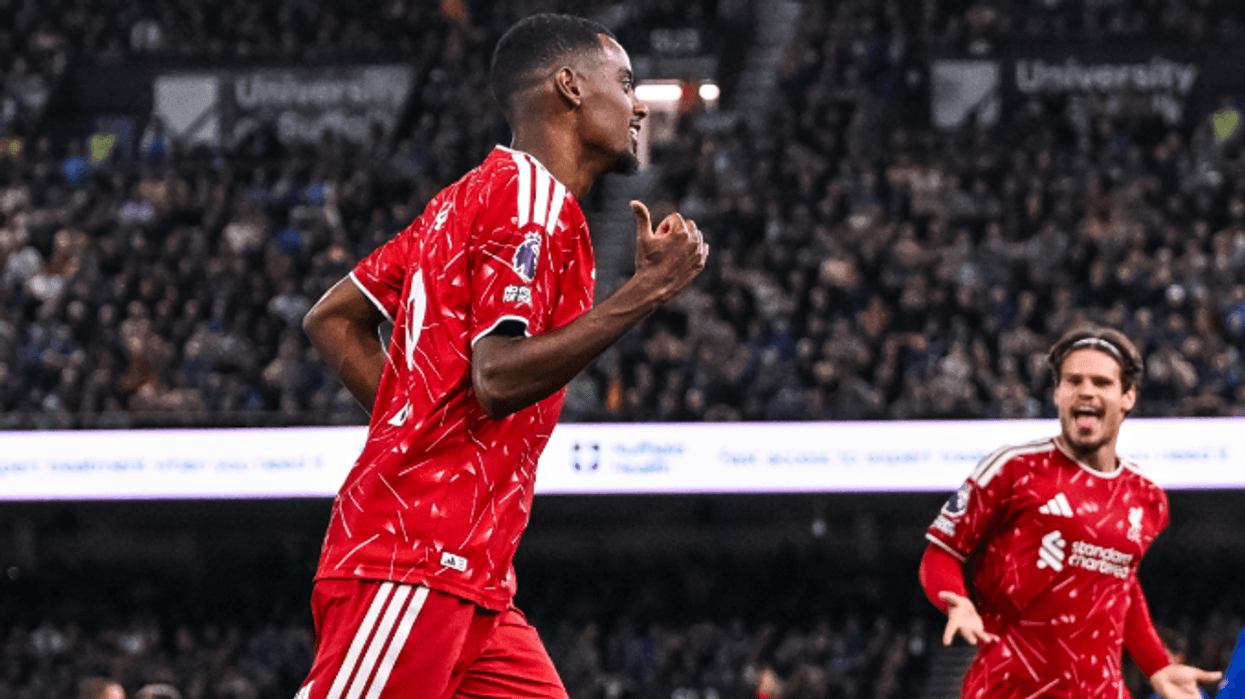 Liverpooli merr fitoren e parë, shkëlqen Isak me dy gola