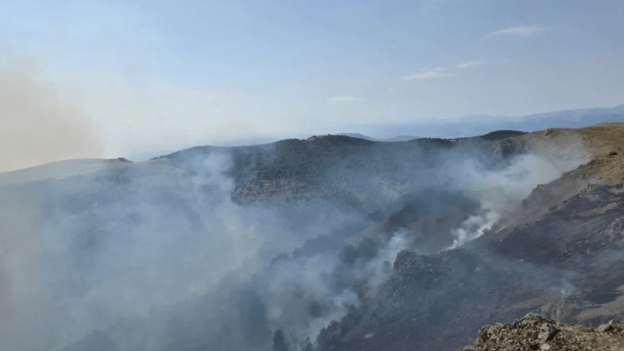 Shuhet zjarri në kufirin Maqedoni - Kosovë që e ndoti Shkupin për disa ditë