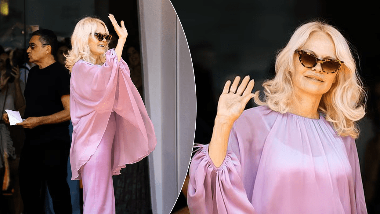 Pamela Anderson mahnit me veshjen vjollcë në tapetin e kuq në Venecia