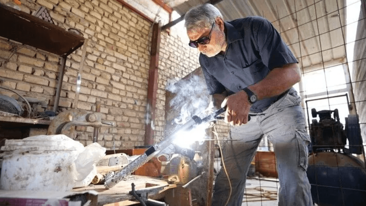 "Shpikësi" irakian i shndërron hekurishtet në modele avionësh dhe raketash