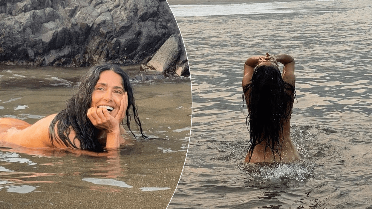 Salma Hayek feston 60-vjetorin me poza nudo në ujë