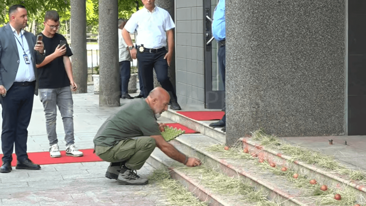 Aksion me vezë para Kuvendit, ish-ushtari i UÇK-së: Deputetët kanë ra "klluq"