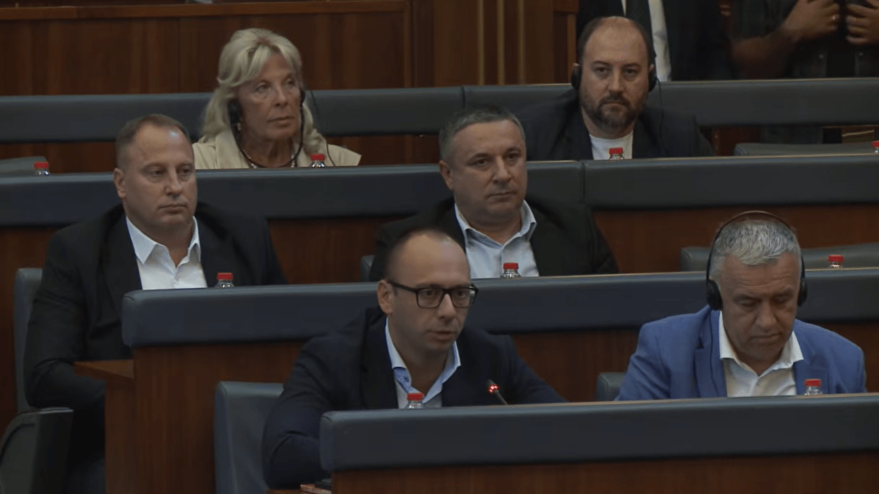 Skandaloze, Simiq propozi "në emër të popullit serb" në Kuvendin e Kosovës - reagime të ashpëra