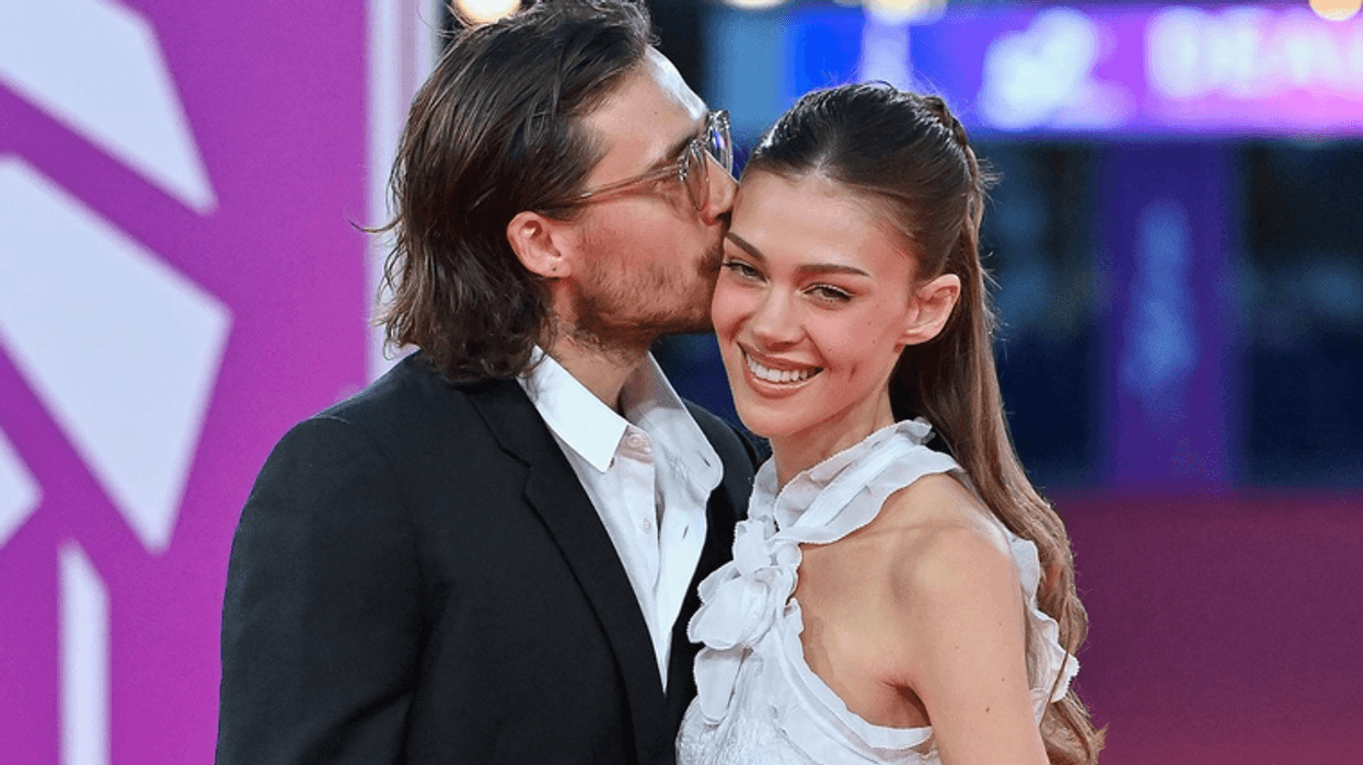 Nicola Peltz shkëlqeu me të bardha, Brooklyn e përqafoi dhe e puthi para kamerave