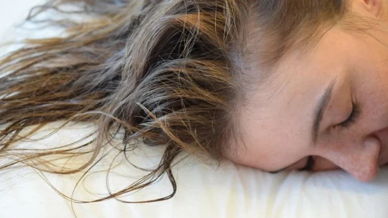 Pse nuk duhet të flini me flokë të lagur?