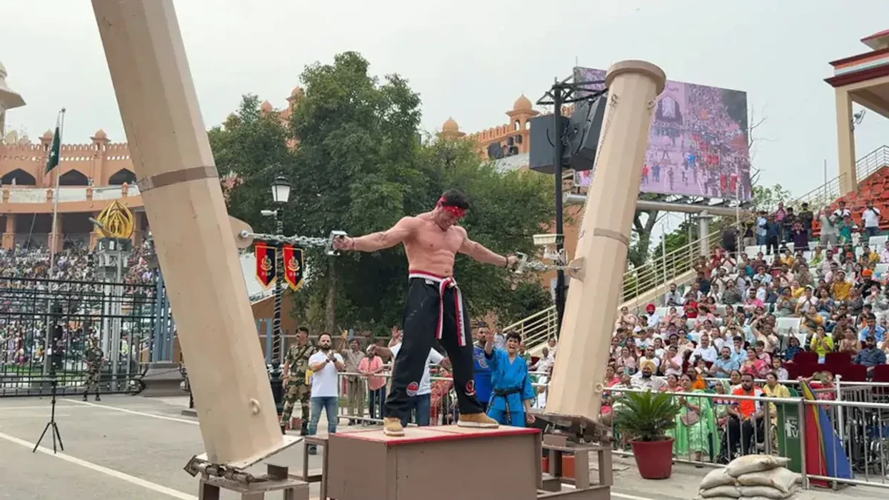 "Njeriu i çeliktë" vendos rekord të ri duke mbajtur dy shtylla me peshë 261 kilogramë