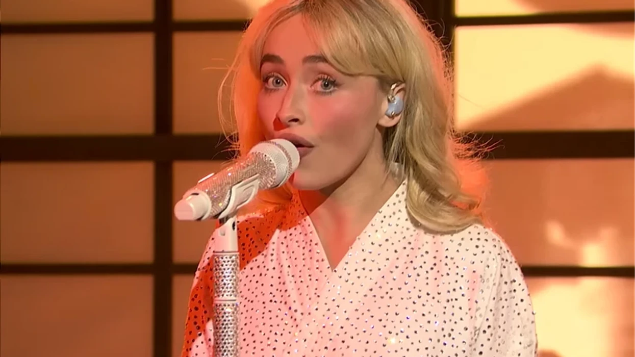 Sabrina Carpenter përfshihet në një incident gjatë performancës 'live' - fjala e saj vulgare nuk u censurua në transmetim